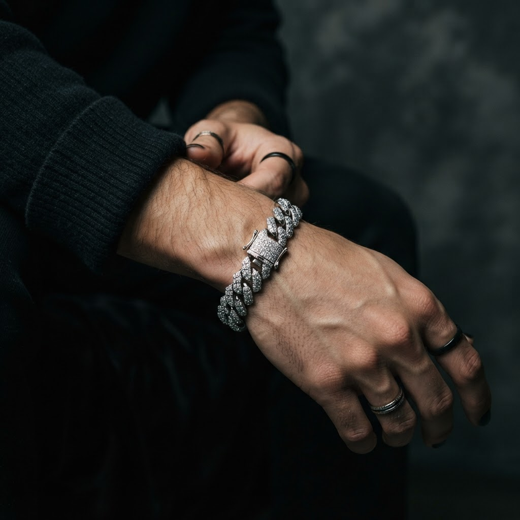 Poignet portant un bracelet tennis en moissanite