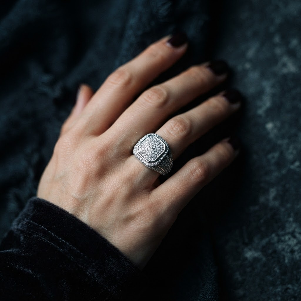 Main portant une chevalière pavée de moissanite