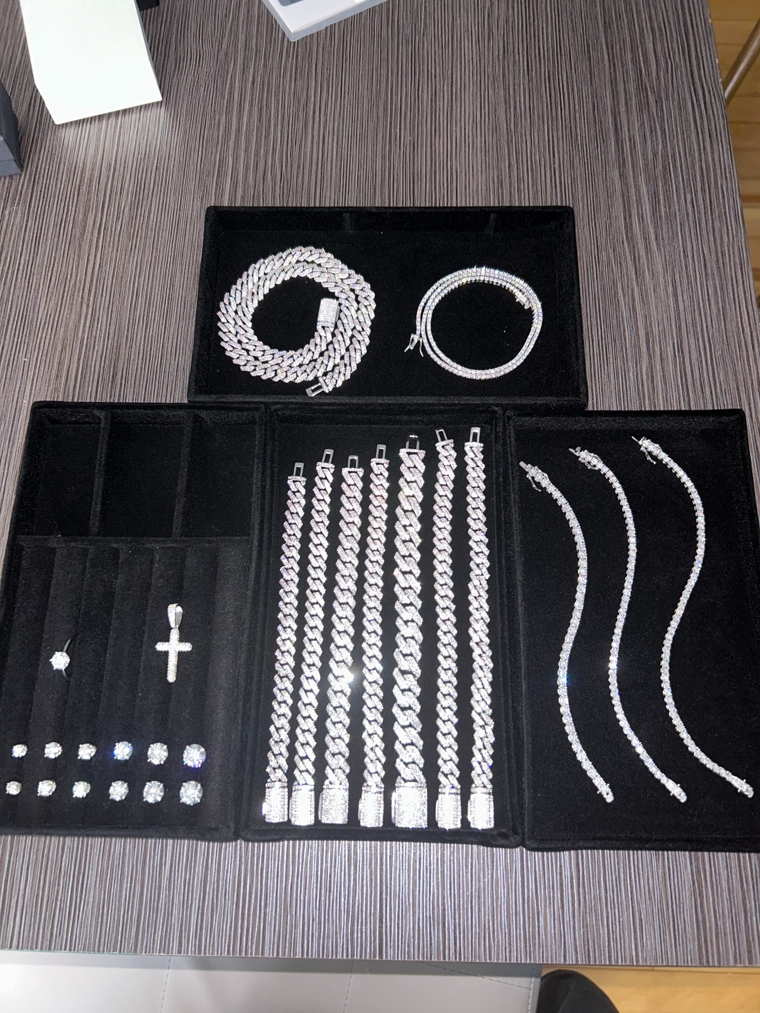 Photo réelle de bijoux VV-ICE : Cuban, tennis, boucles et pendentif Croix